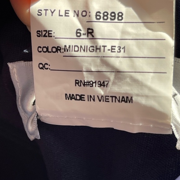 After Six Off The Shoulder Satin Charmeuse Gown With Removable Sleeves.Sz 6
#316 - Picture 7 of 9